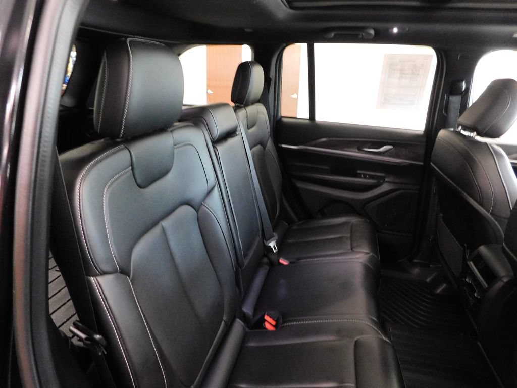 Used 2024 Jeep Grand Cherokee Limited w/ Black Appearance Package AWD/4WD image 37