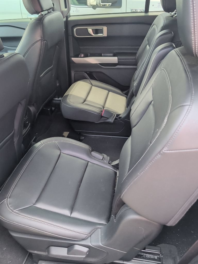 Certified 2024 Ford Explorer XLT w/ Equipment Group 202A RWD image 8