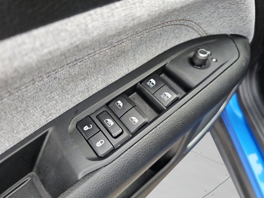 Used 2023 Jeep Compass Latitude image 28