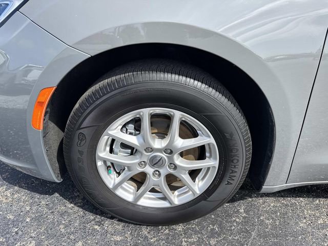 Used 2025 Chrysler Pacifica Select image 7