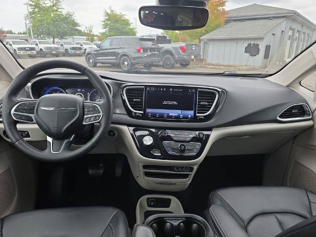 Used 2024 Chrysler Pacifica Touring-L FWD image 6