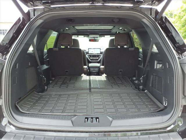 Certified 2025 Ford Explorer Platinum w/ Ultimate Package AWD/4WD image 4