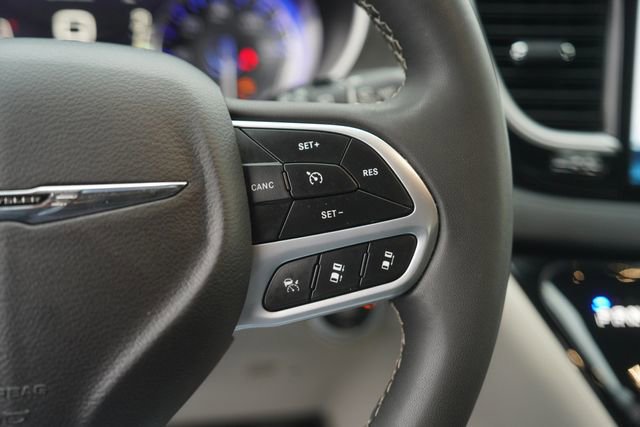 Used 2023 Chrysler Pacifica Touring-L FWD image 25