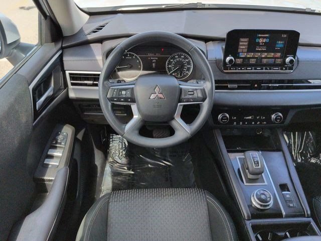 Used 2023 Mitsubishi Outlander ES FWD image 14