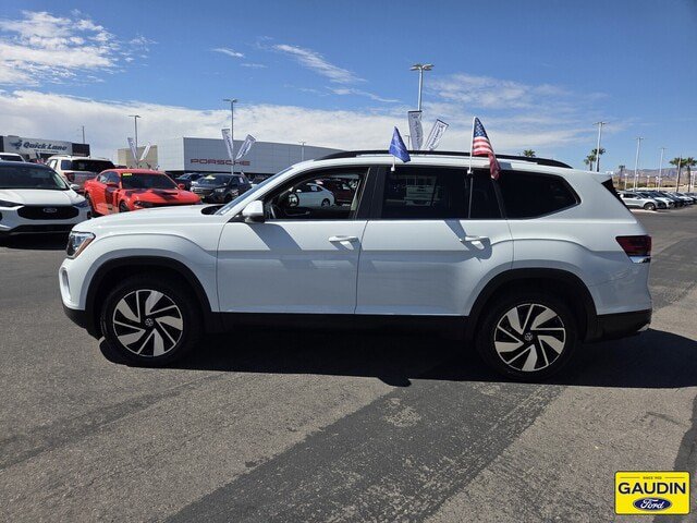 Used 2024 Volkswagen Atlas SE w/ Panoramic Sunroof Package FWD image 4