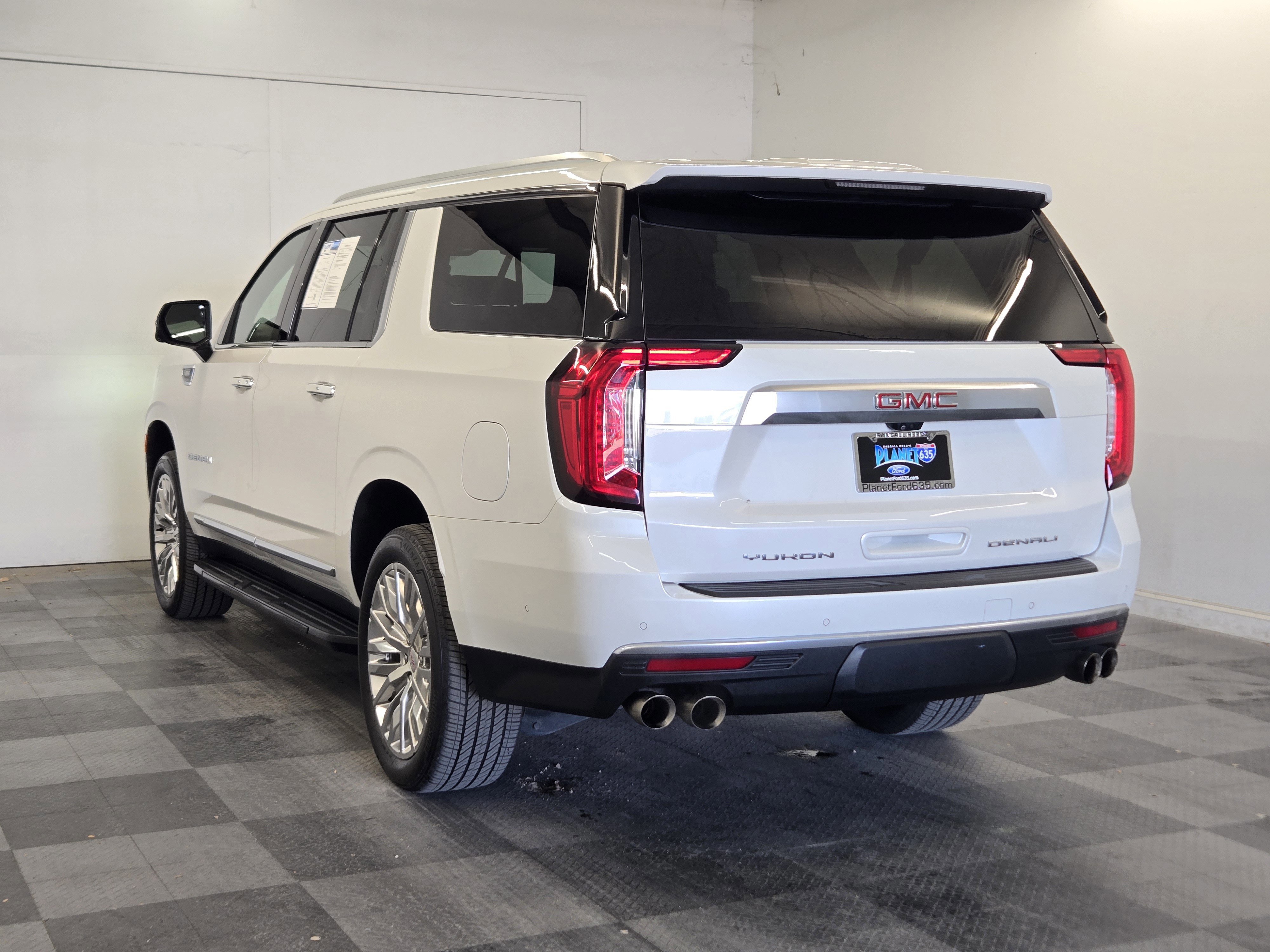 Used 2023 GMC Yukon XL Denali w/ Advanced Technology Package image 2