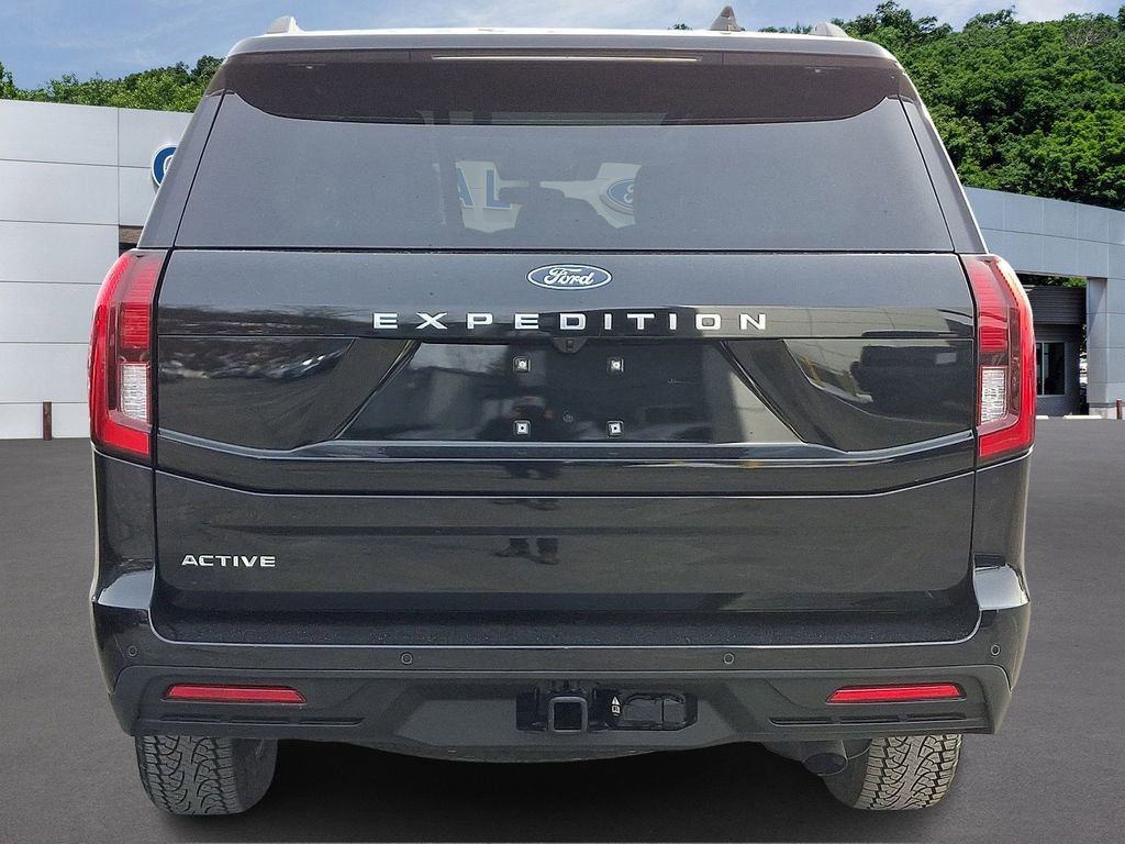 Certified 2025 Ford Expedition Active image 3