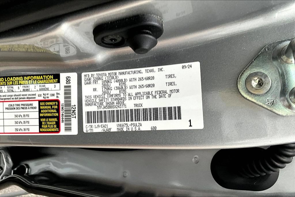 Used 2025 Toyota Tundra Limited AWD/4WD image 22