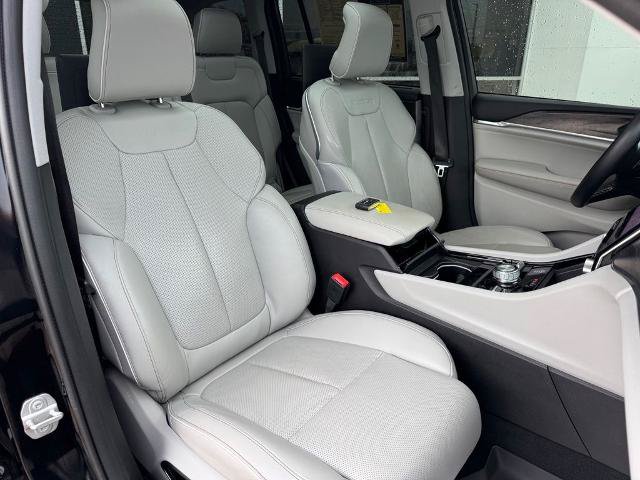 Used 2023 Jeep Grand Cherokee Overland w/ Advanced Protech Group III AWD/4WD image 11
