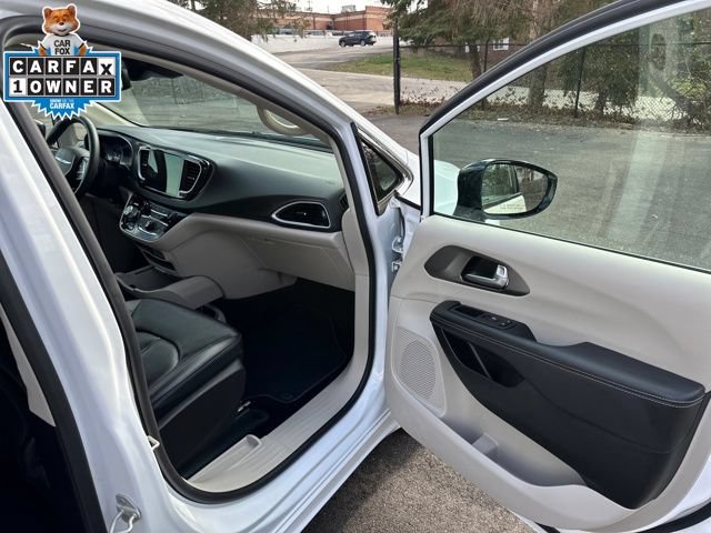 Used 2024 Chrysler Pacifica Touring-L FWD image 12