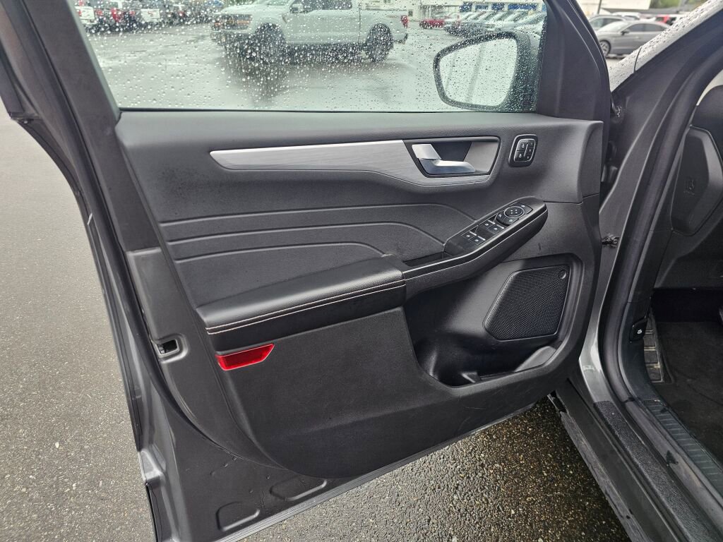 Certified 2025 Ford Escape Platinum AWD/4WD image 16