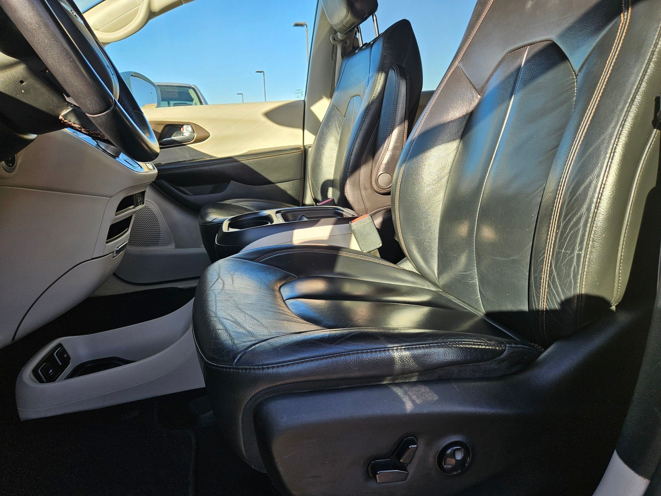 Used 2017 Chrysler Pacifica Touring-L FWD image 17