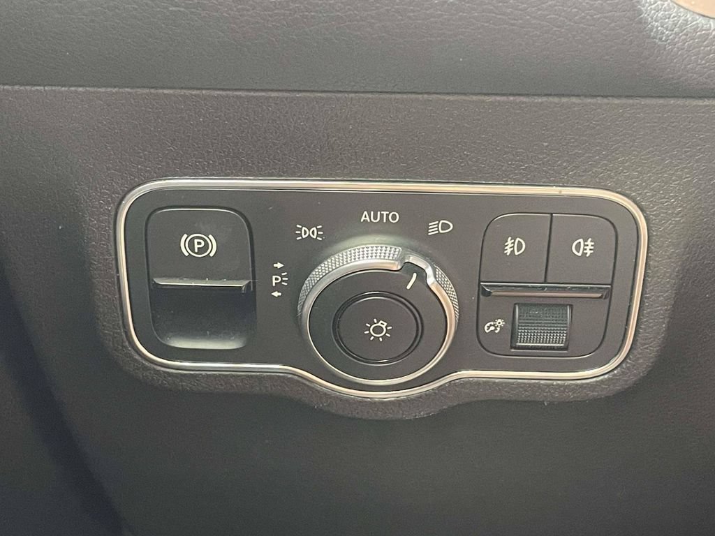 Used 2020 Mercedes-Benz GLB 250 4MATIC w/ Premium Package image 25