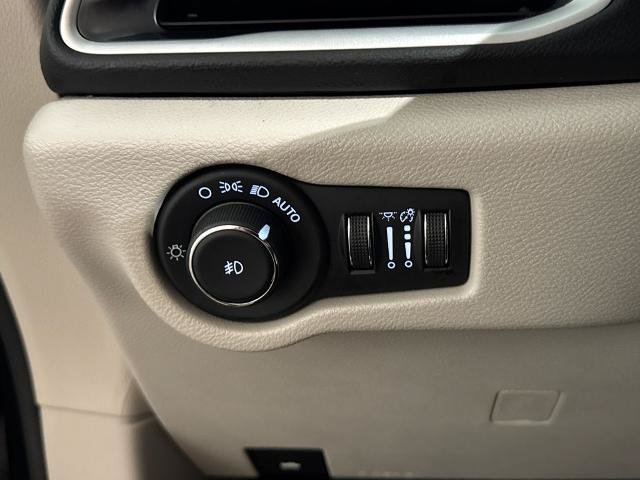 Used 2024 Chrysler Pacifica Touring-L FWD image 18