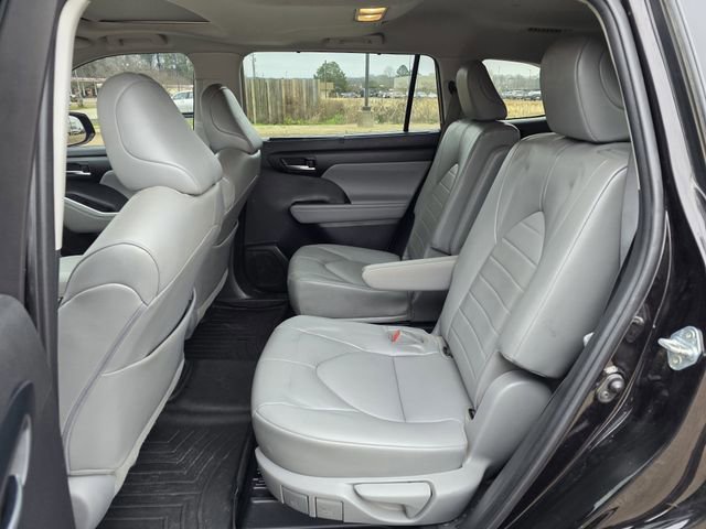 Used 2022 Toyota Highlander XLE image 16