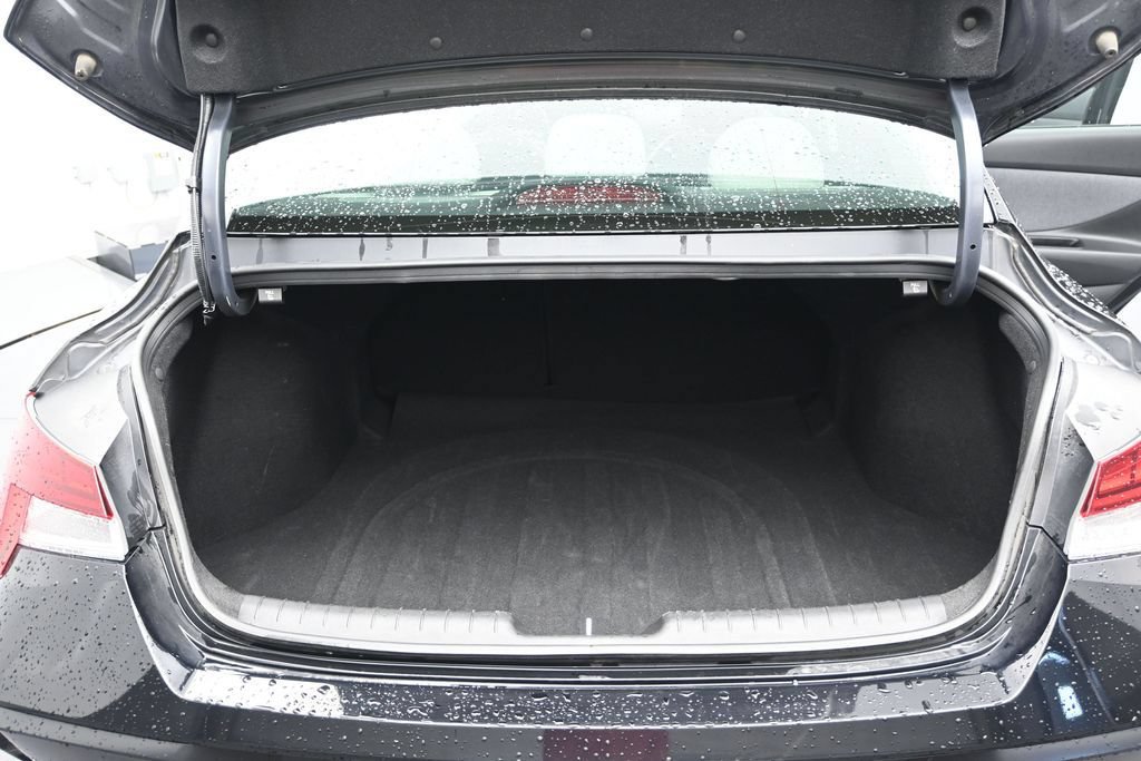 Used 2025 Hyundai Elantra Limited FWD image 16