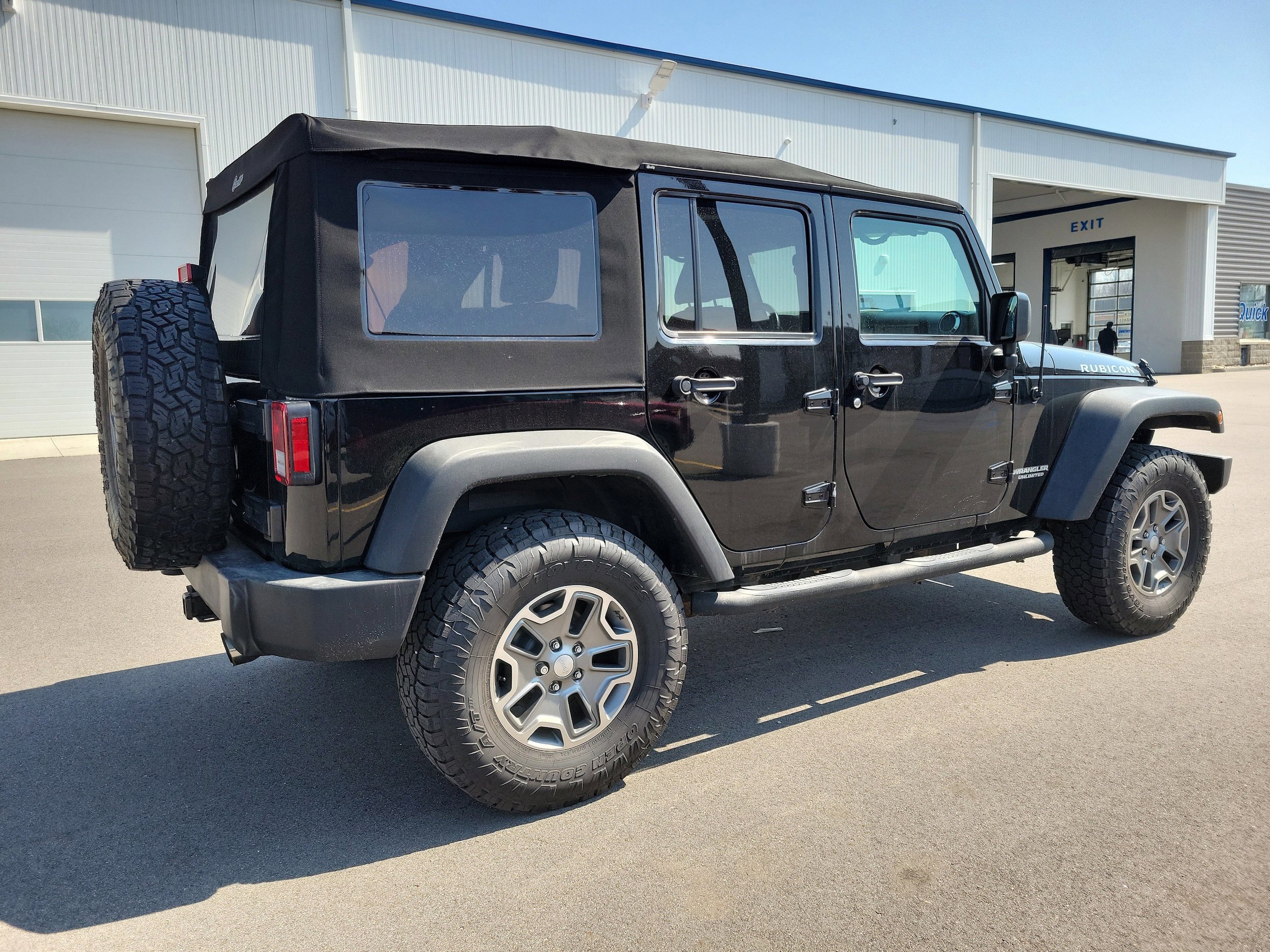 Used 2017 Jeep Wrangler Unlimited Rubicon w/ Connectivity Group AWD/4WD image 3