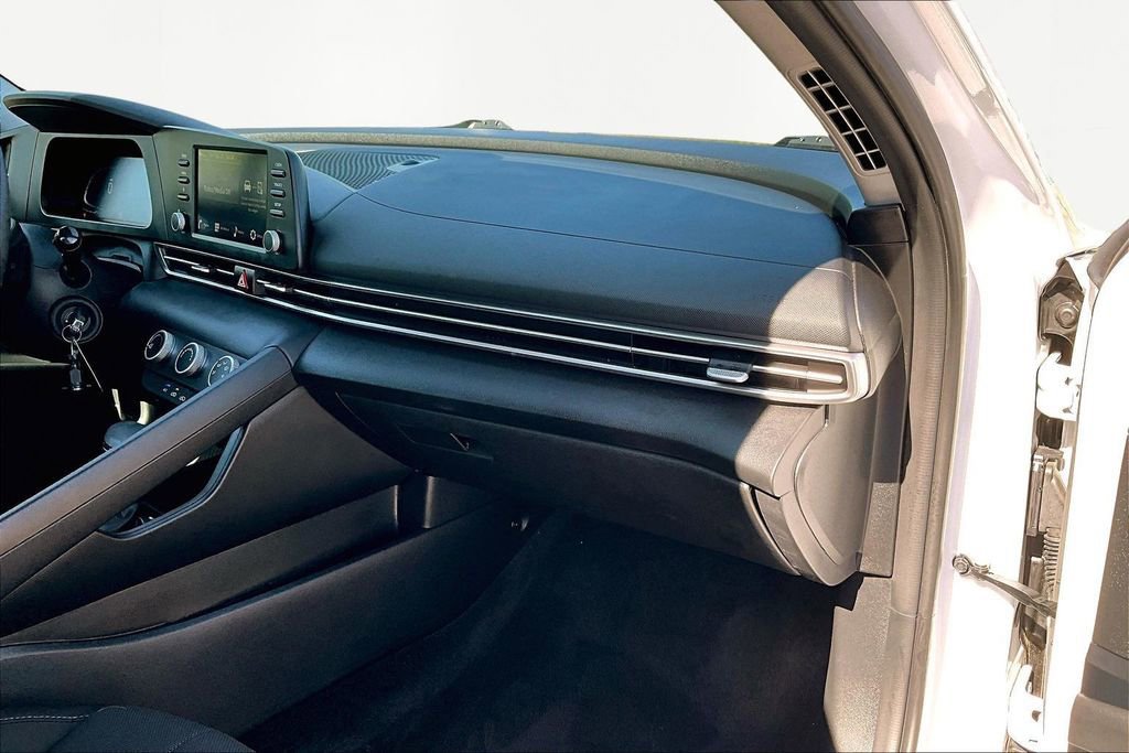 Used 2024 Hyundai Elantra SE image 17