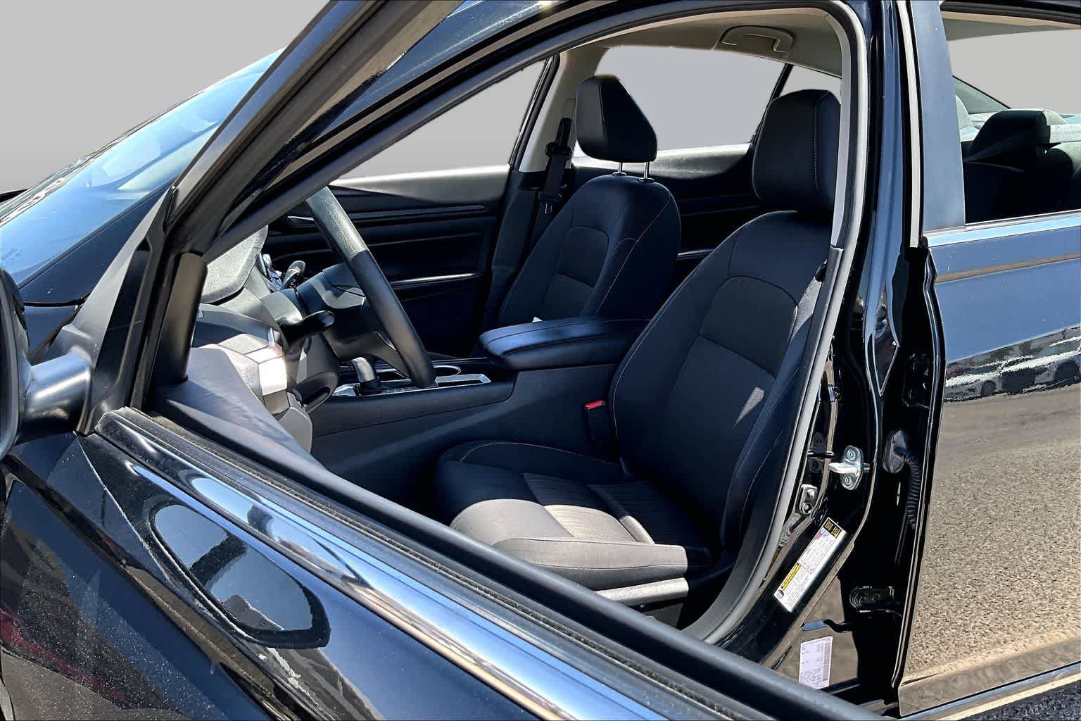 Used 2024 Nissan Altima 2.5 SV FWD image 8