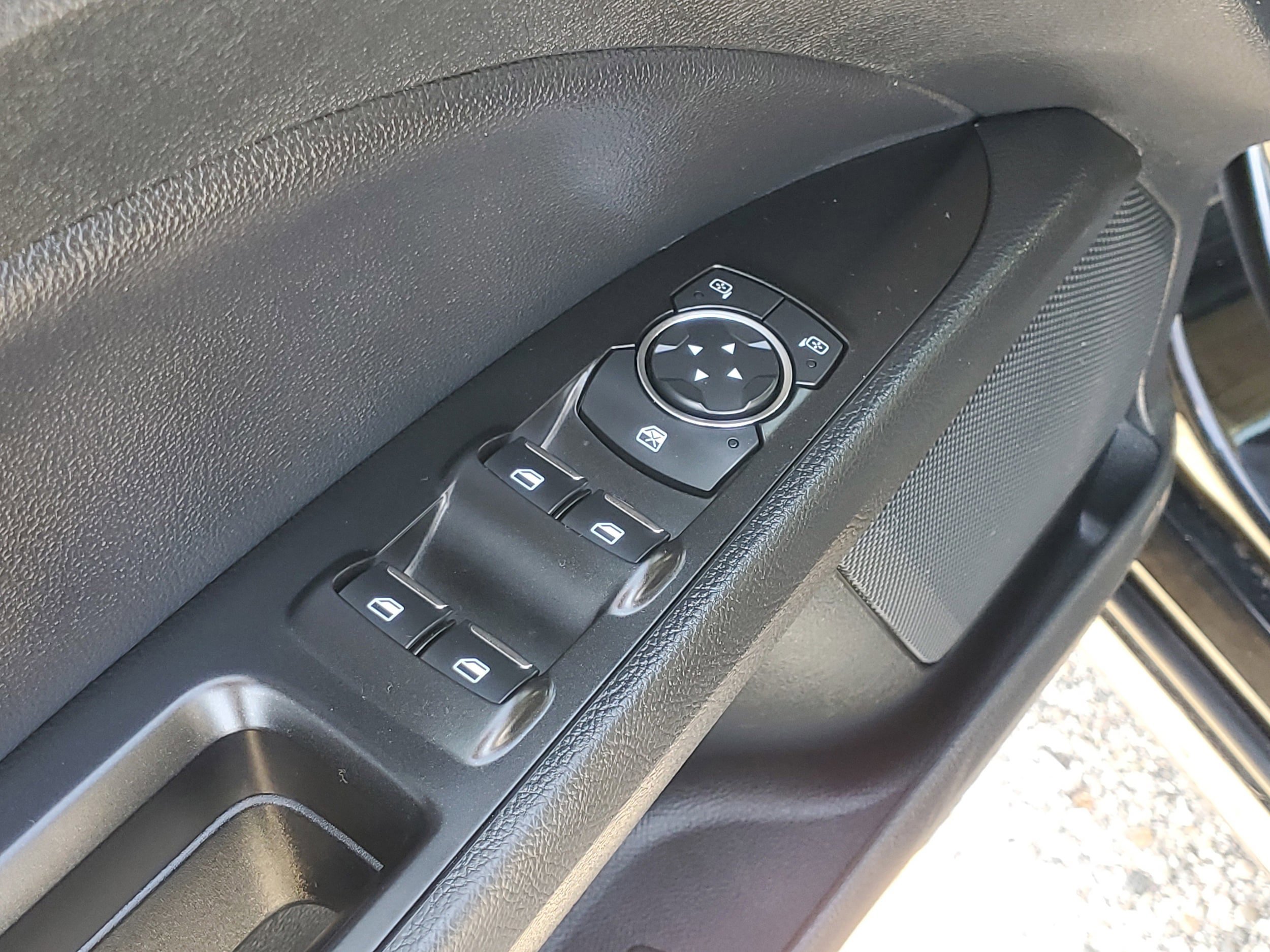 Certified 2017 Ford Fusion SE w/ Fusion SE Technology Package FWD image 18