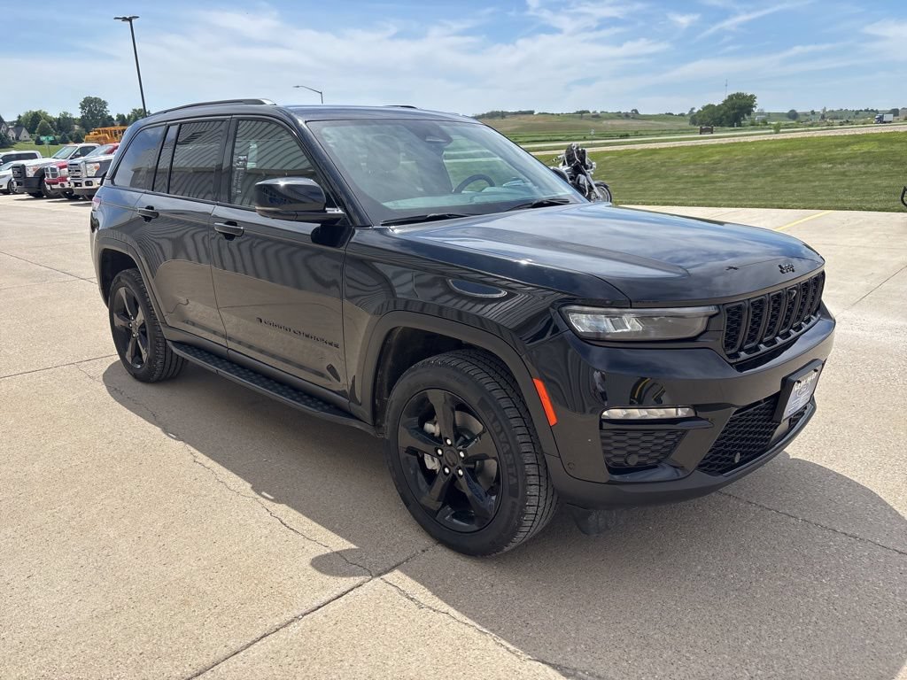 Used 2024 Jeep Grand Cherokee Limited w/ Luxury Tech Group II AWD/4WD image 3