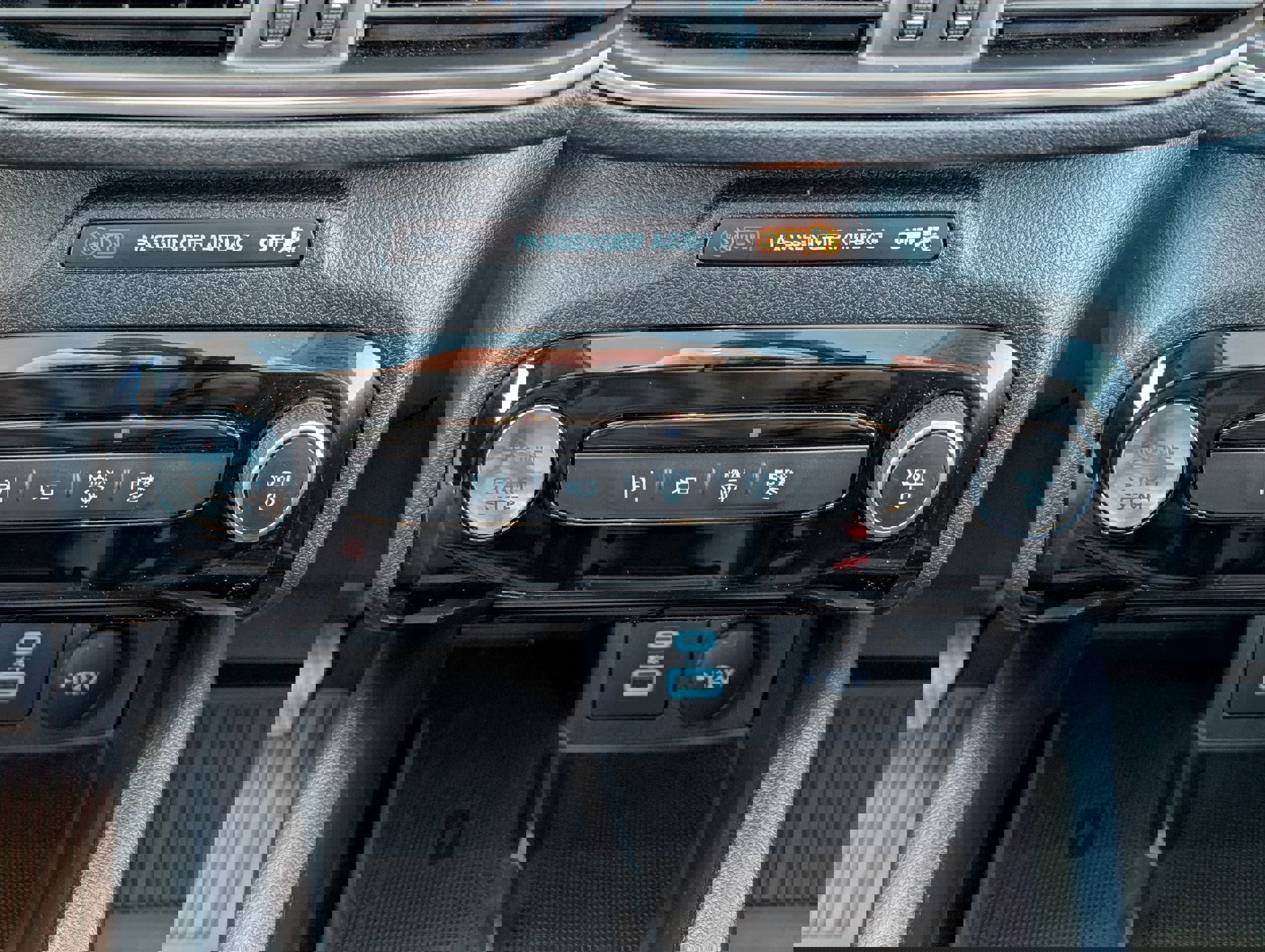 Certified 2023 Ford Escape SE w/ PHEV Premium Package image 30