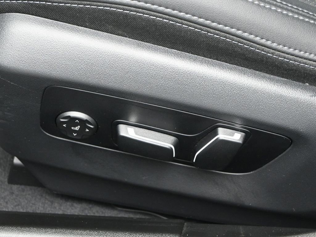 Used 2025 BMW 530i xDrive w/ Premium Package image 38