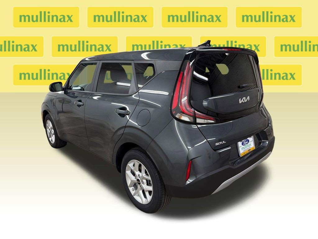 Used 2025 Kia Soul LX w/ LX Technology Package FWD image 9