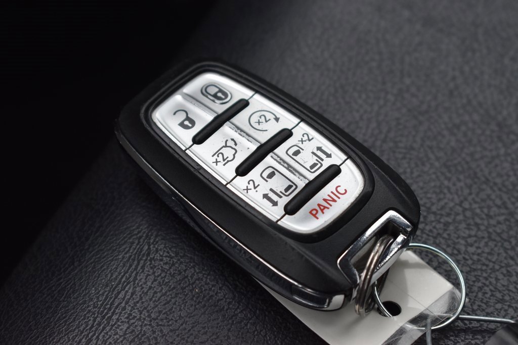 Used 2022 Chrysler Pacifica Touring-L image 14