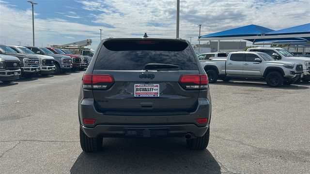 Used 2017 Jeep Grand Cherokee Altitude AWD/4WD image 4