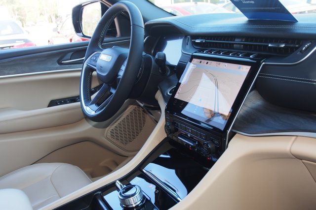 Used 2024 Jeep Grand Cherokee L Limited w/ Black Appearance Package image 10