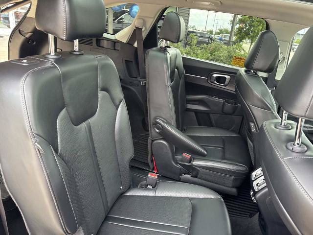 Used 2025 Kia Sorento EX w/ Panoramic Sunroof Package FWD image 11