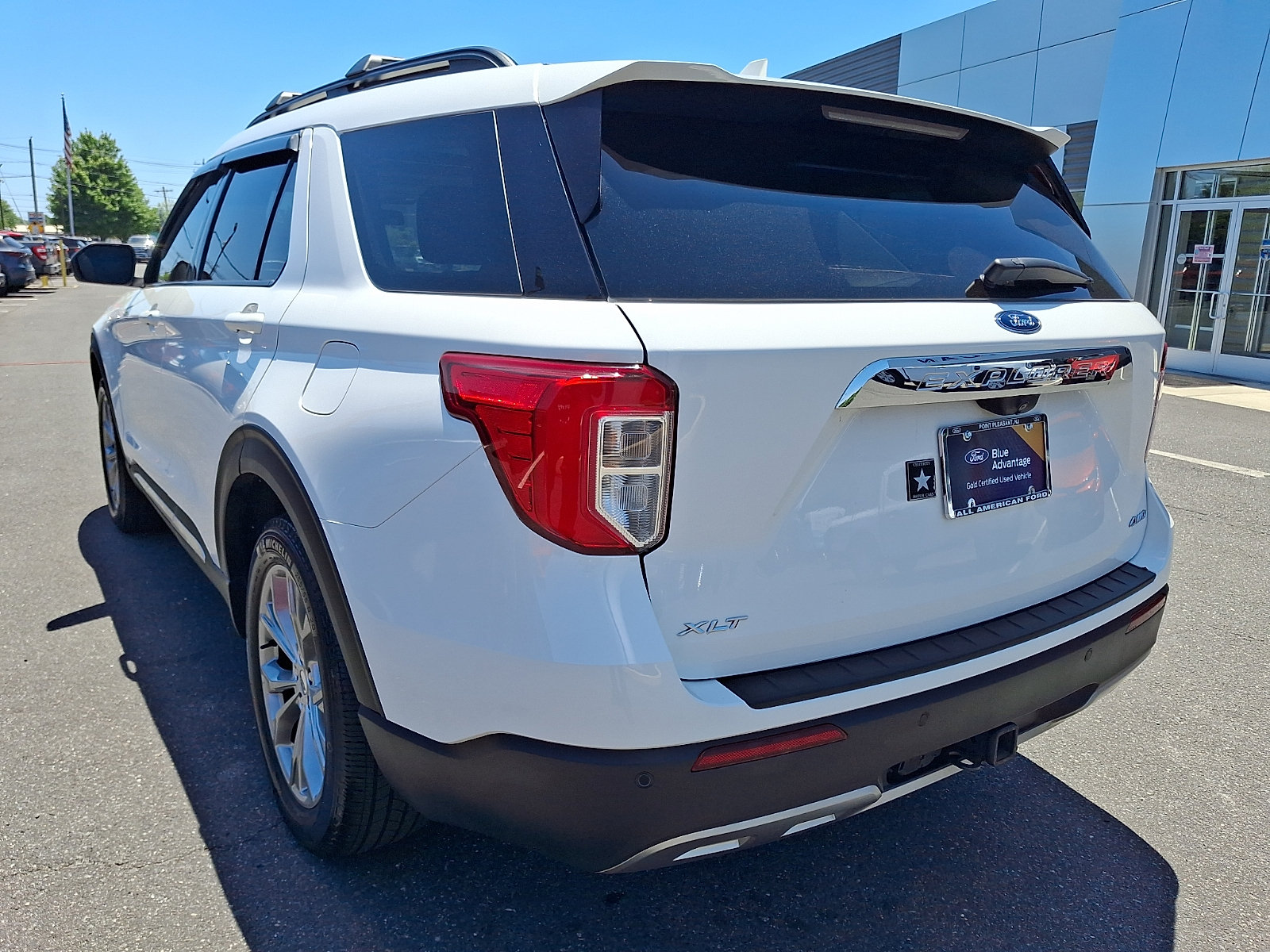 Certified 2022 Ford Explorer XLT w/ Equipment Group 202A AWD/4WD image 8