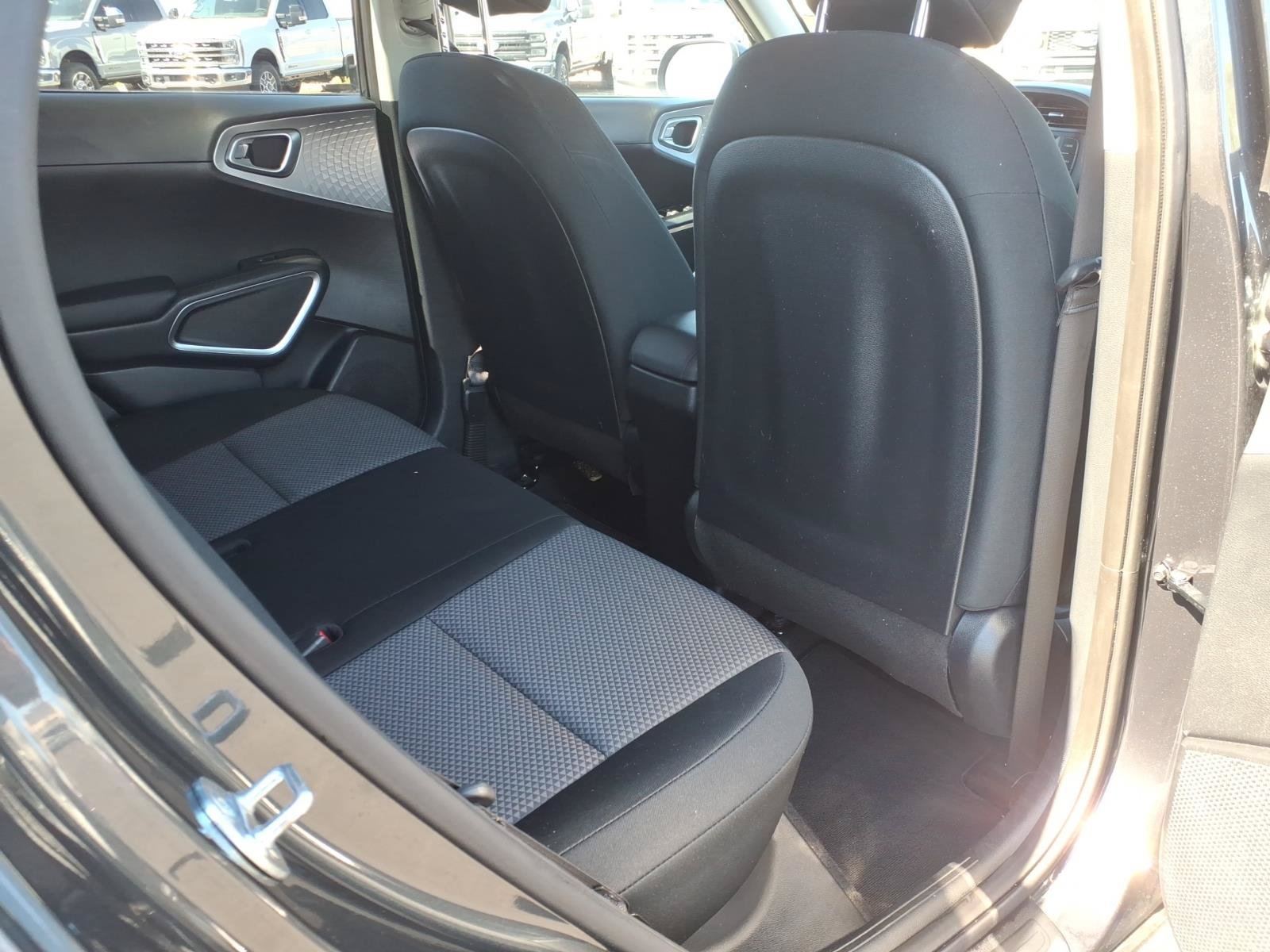 Used 2025 Kia Soul LX w/ LX Technology Package FWD image 13