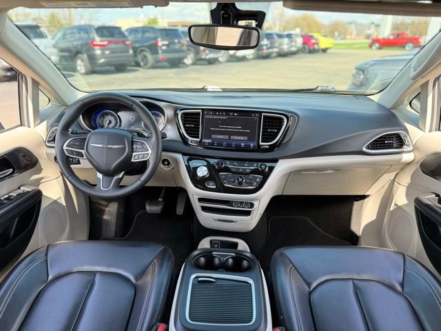 Used 2023 Chrysler Pacifica Touring-L image 14