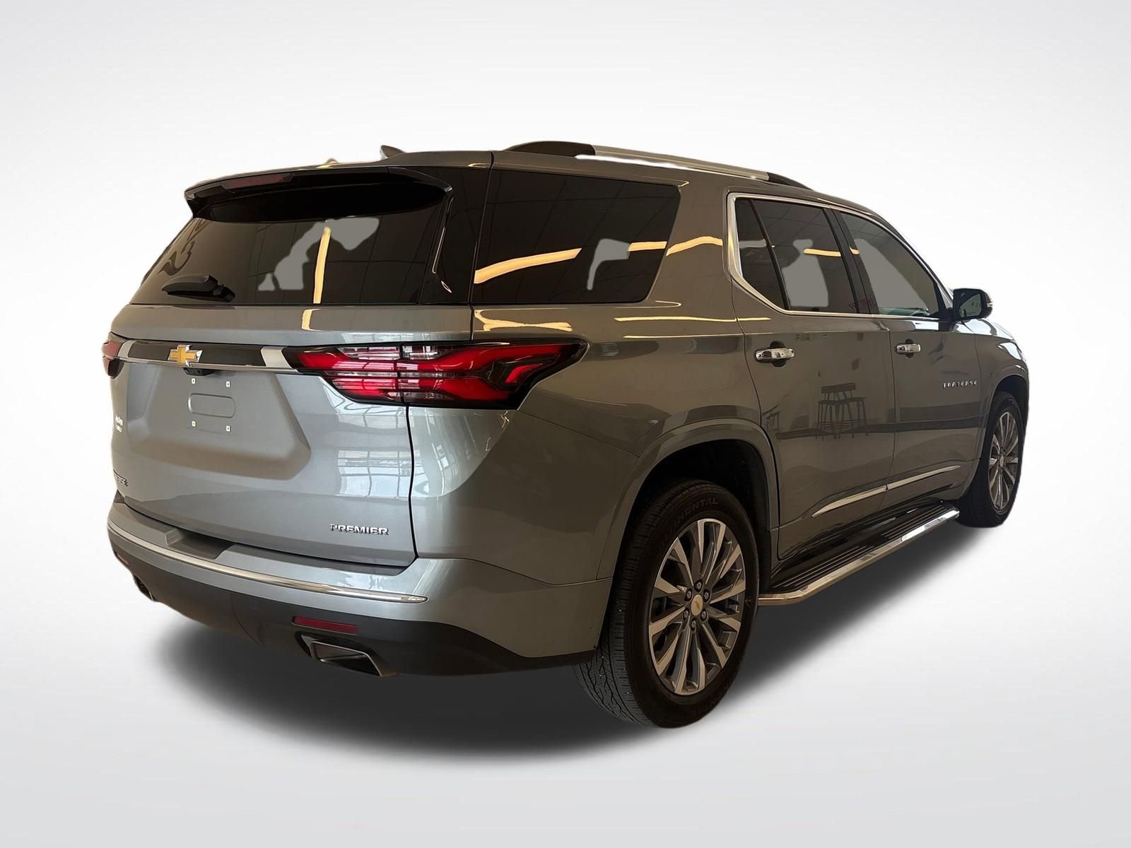Used 2023 Chevrolet Traverse Premier FWD image 3