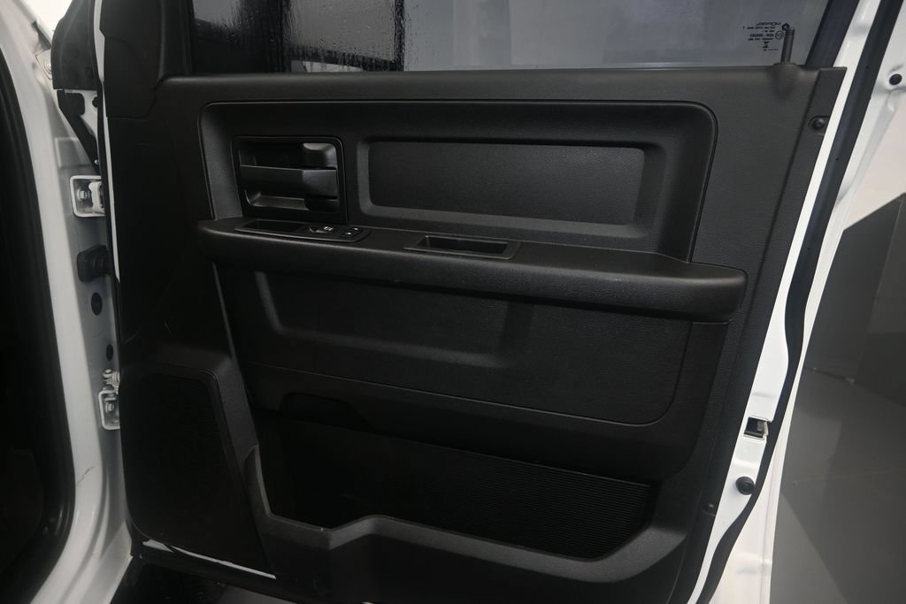Used 2024 RAM 3500 Tradesman w/ Chrome Appearance Group AWD/4WD image 13
