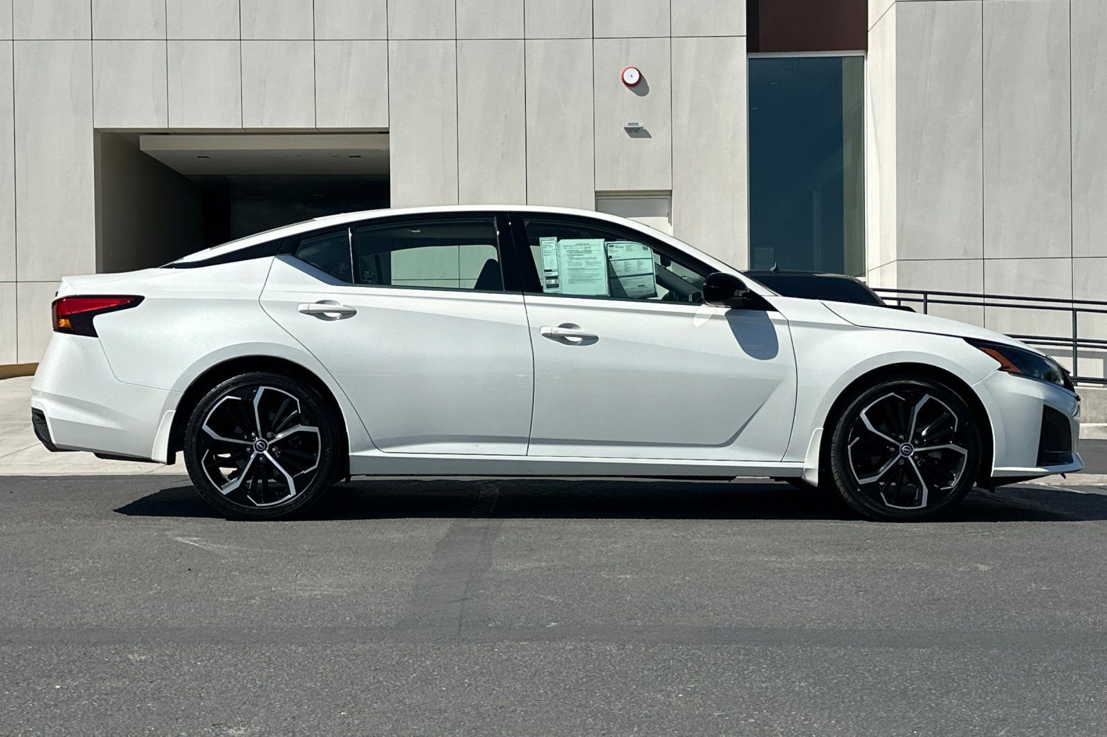 Used 2023 Nissan Altima 2.5 SR w/ SR Premium Package FWD image 2