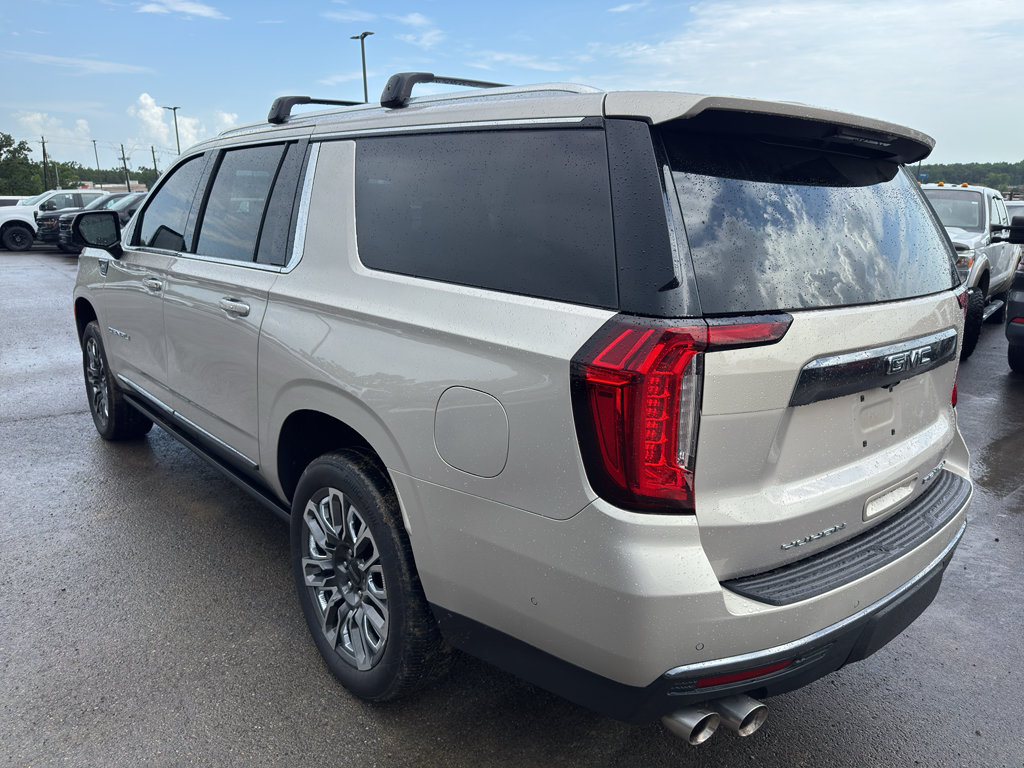 Used 2023 GMC Yukon XL Denali Ultimate AWD/4WD image 7