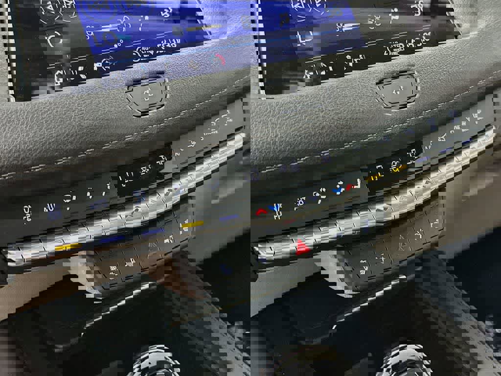 Used 2022 Cadillac XT4 Luxury w/ Cold Weather Package image 21