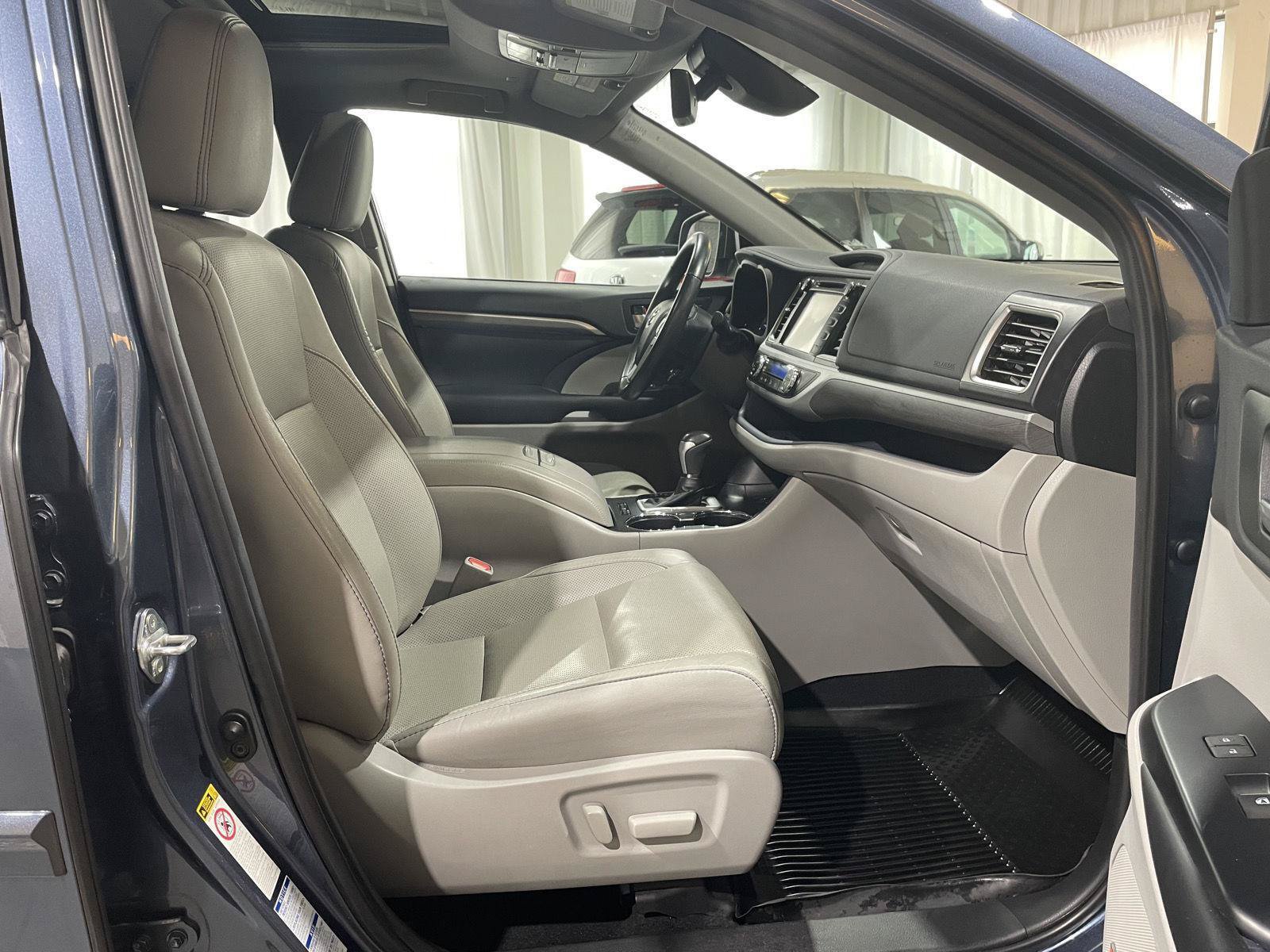 Used 2019 Toyota Highlander Limited AWD/4WD image 25
