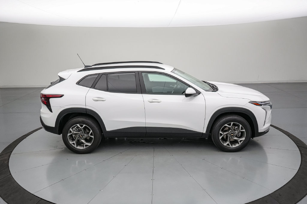 Used 2025 Chevrolet Trax LT w/ LT Convenience Package FWD image 3