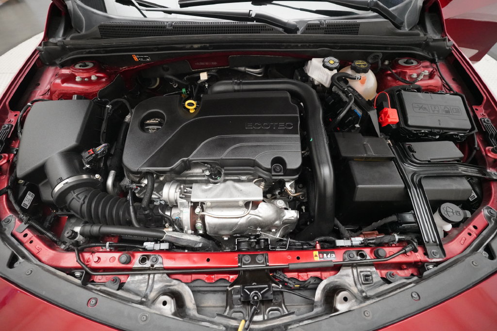 Used 2025 Chevrolet Malibu LT FWD image 3