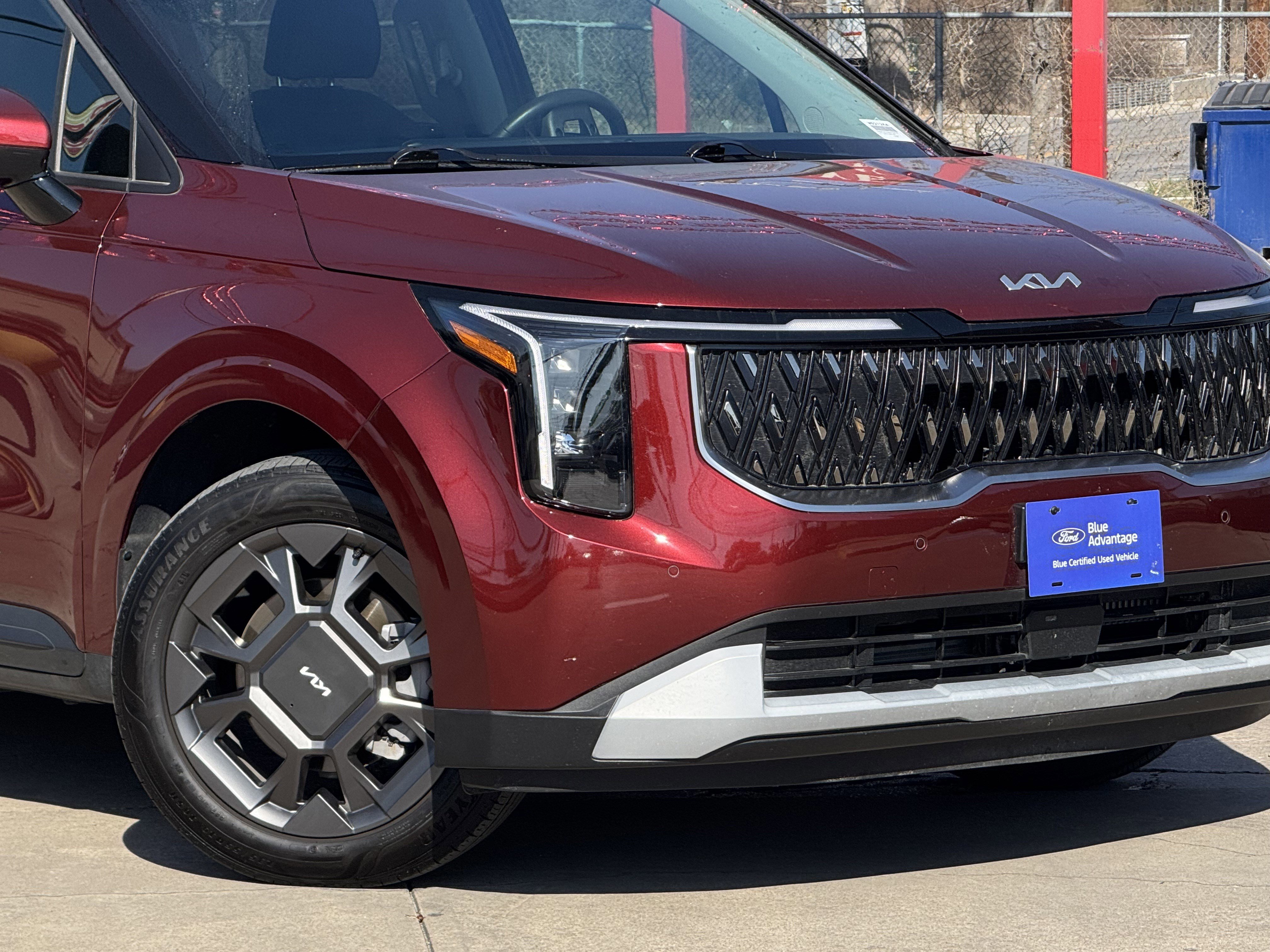 Used 2025 Kia Carnival EX image 2