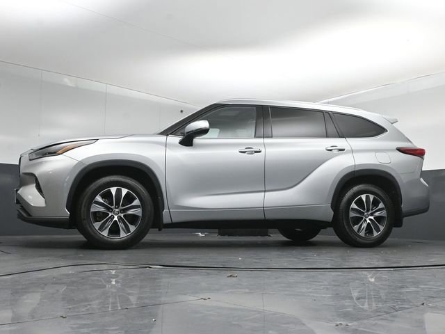 Used 2021 Toyota Highlander XLE AWD/4WD image 36