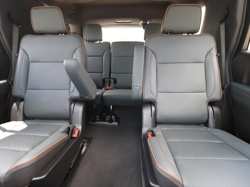 Used 2025 GMC Yukon AT4 AWD/4WD image 12