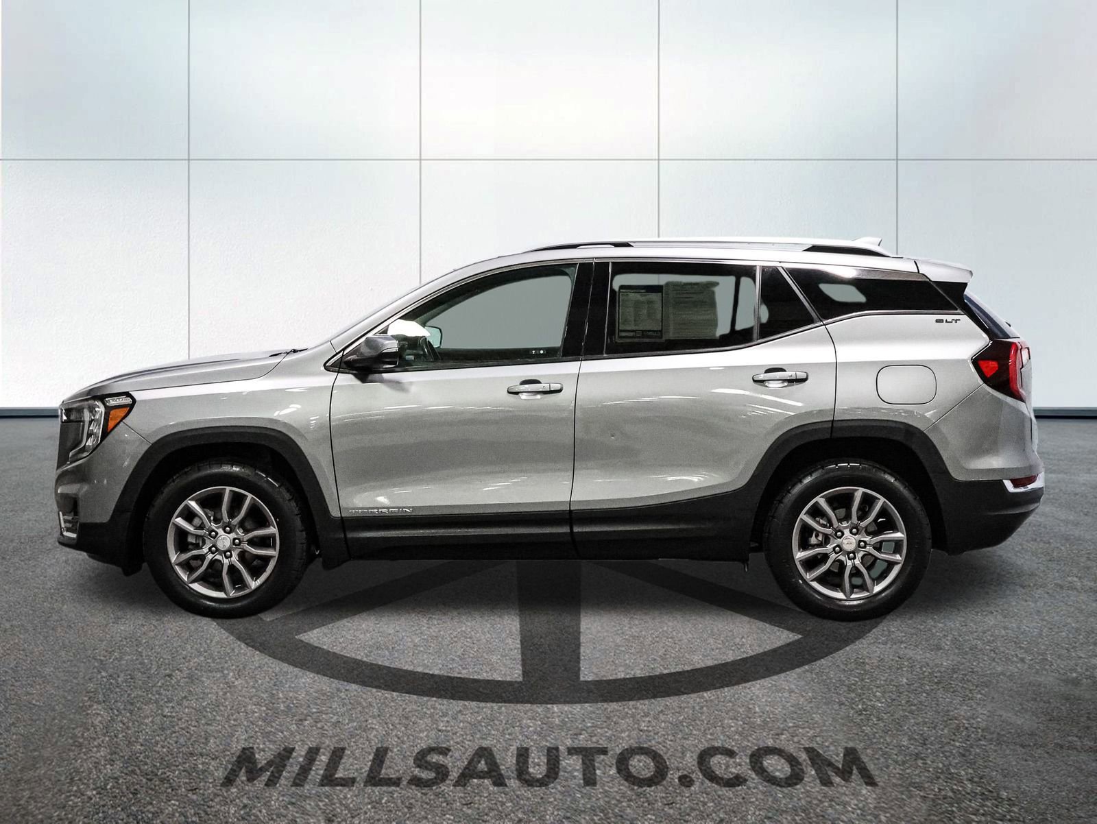 Used 2024 GMC Terrain SLT image 9