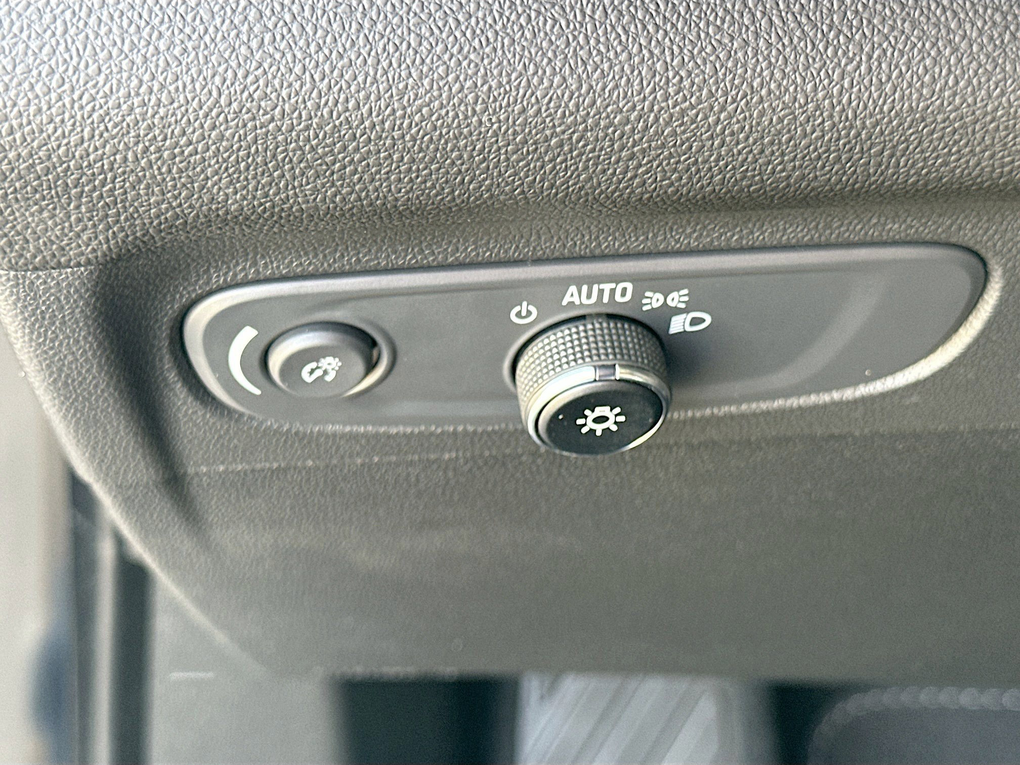 Used 2023 Buick Envision Essence image 10