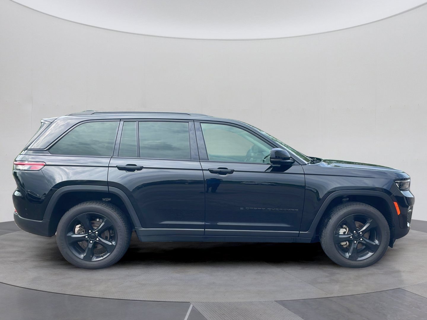 Used 2023 Jeep Grand Cherokee Limited w/ Black Appearance Package AWD/4WD image 6