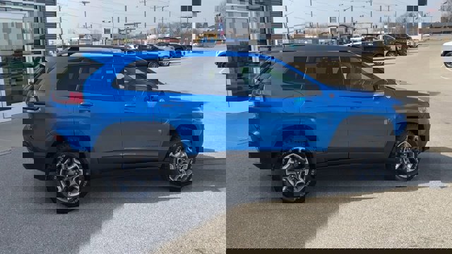 Used 2019 Jeep Cherokee Trailhawk image 2